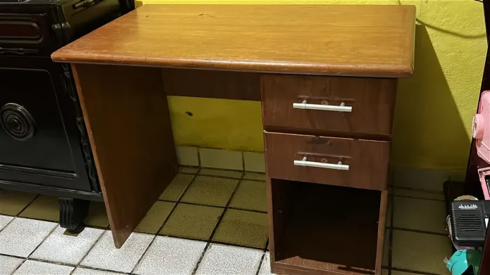 Escrivaninha / mesa de estudos / birô