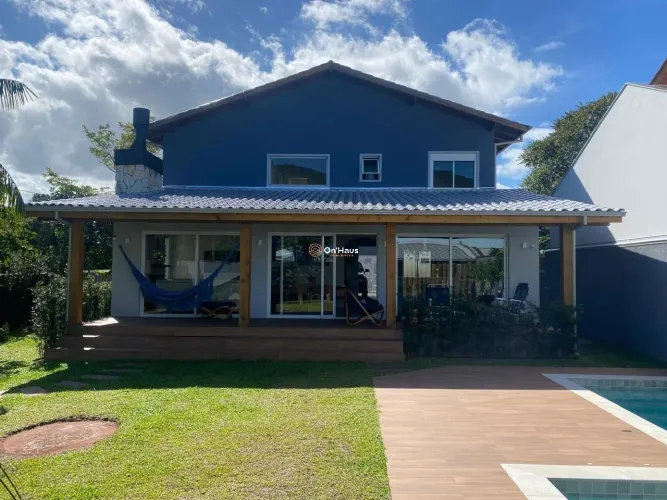 Casa com 3 suítes, piscina com spa e energia fotovoltaica nos Açores, Florianópolis