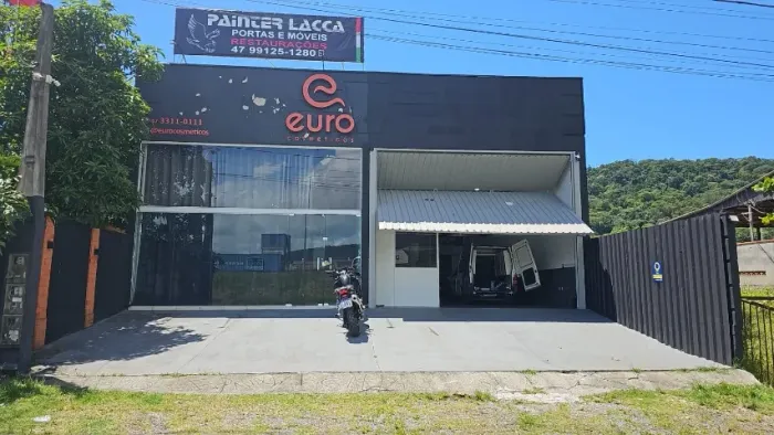 Aluga-se sala comercial em galpão