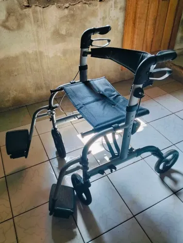 Vende-se Cadeira de rodas com duas funções.