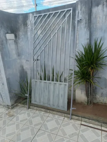VENDO PORTÃO NOVO COMPLETO PRONTO PRA INSTALAR 90 CM DE LARGURA X 2,10 DE ALTURA