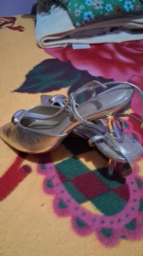 Escarpã novo sem uso porém sem a caixa dele valor pago 210 valor que peço 100 número 37