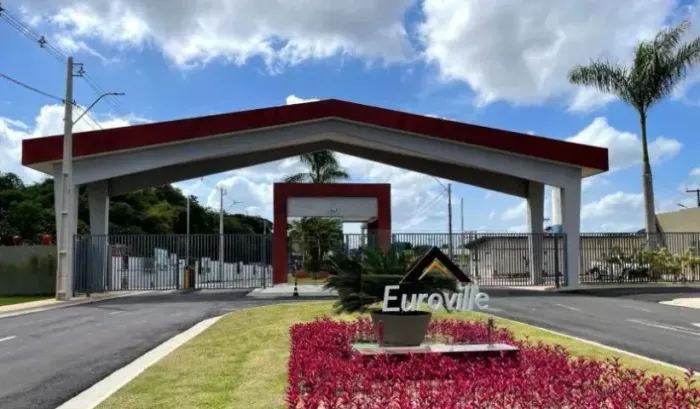 Casas novas no Condomínio Euroville, sendo uma Pronta e outra em fase de acabamento.