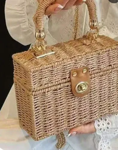 Vendo bolsinha baú de palha