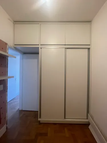 Guarda-roupa planejado embutido de cor branca