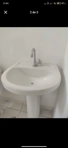 Lavatório de banheiro com torneira
