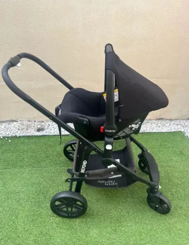 Carrinho Moisés e bebê conforto em estado de novo