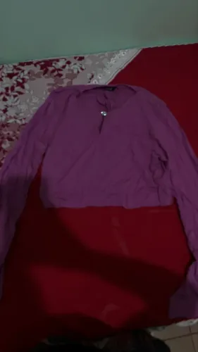 Blusa cropeed de manga longa com modelagem soltinha