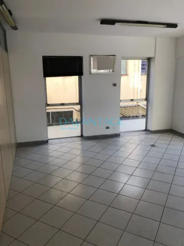Conjunto para locação, com 100m2, com 3 salas, 2 banheiros, uma copa, ponto para ar condic