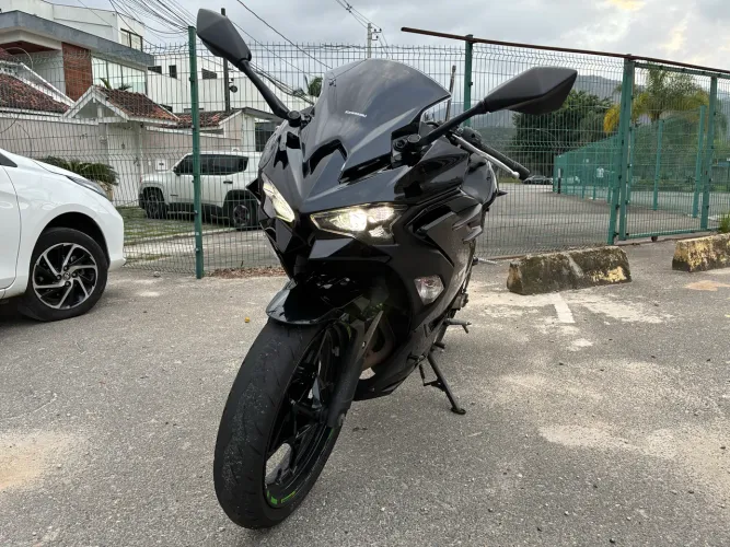 Kawasaki Ninja 500 - preta