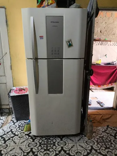 Vendo Uma geladeira Eletrolux DF80 