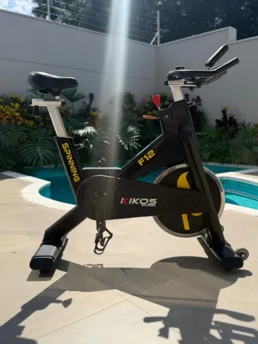Vendo Bicicleta Spinning Kikos Pro F12, modelo profissional, em excelente estado