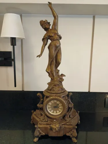 Relógio antigo (escultura mulher)