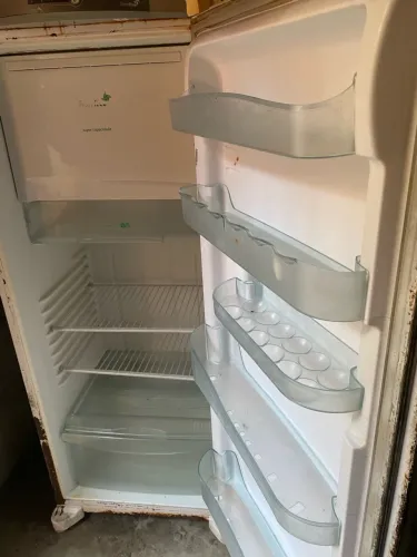 Geladeira R$ 300,00 (tem conversa)