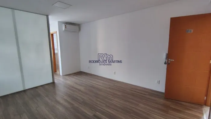 ALUGA-SE SALA COMERCIAL NO CAIÇARA.