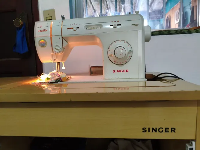 Máquina de Costura Singer Facilita 18 - Semi Nova + 18 Pontos*