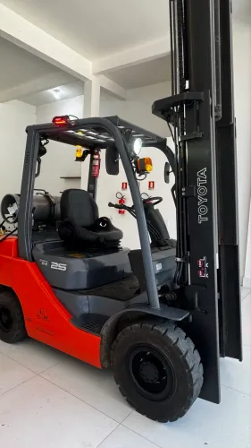 Empilhadeira Toyota FG25B 2,5ton torre triplex com deslocador lateral