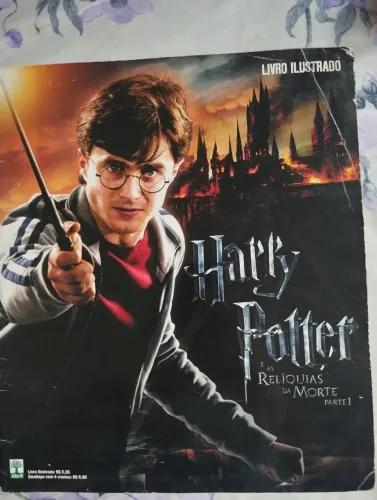 Álbum livro ilustrado Harry Potter ( com algumas figurinhas)