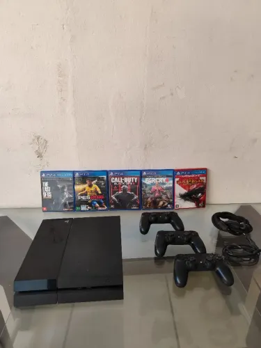 Playstation PS4 + 5 jogos e três manetes