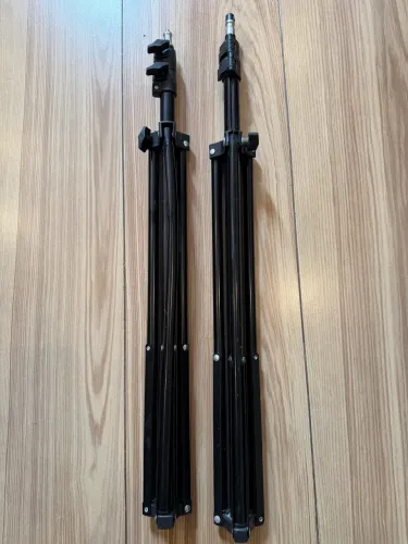 2 Tripés para câmera e/ou Softbox 