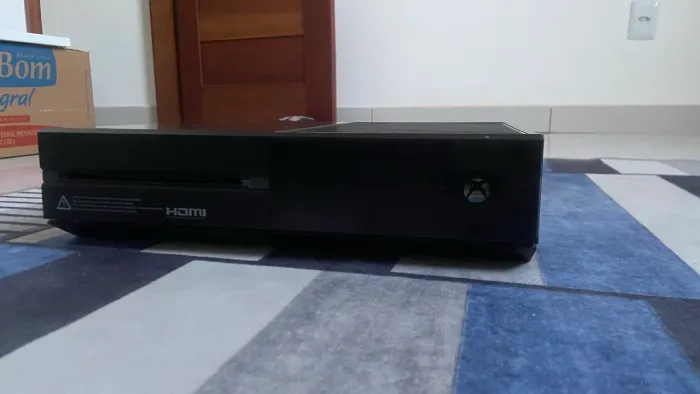 Xbox one Y- sem placa mãe e lateral danificada 