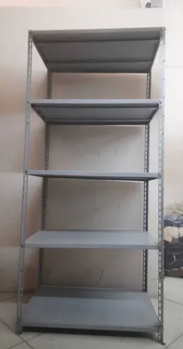 Estante modular de aço cinza com 5 níveis de profundidade.