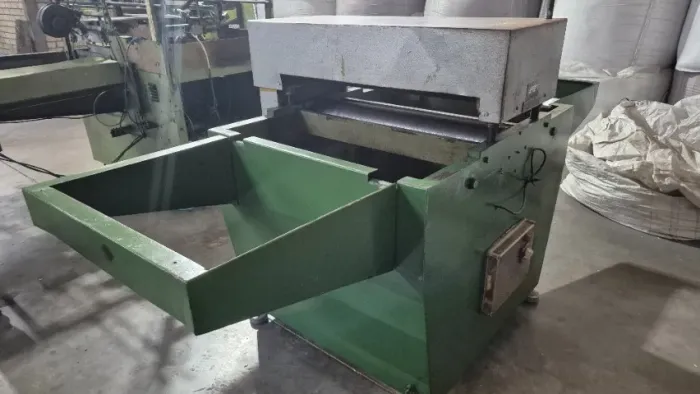 MÁQUINA DE CORTE E VINCO (TIPO PLANA/BOCA DE SAPO)