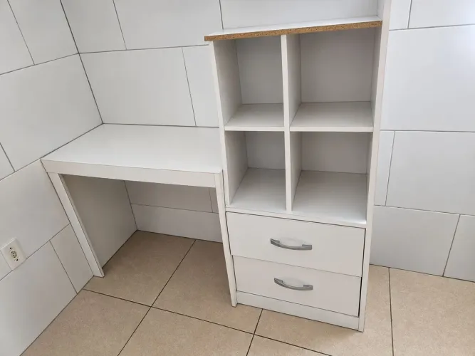 Escrivaninha com 2 gavetas e nichos