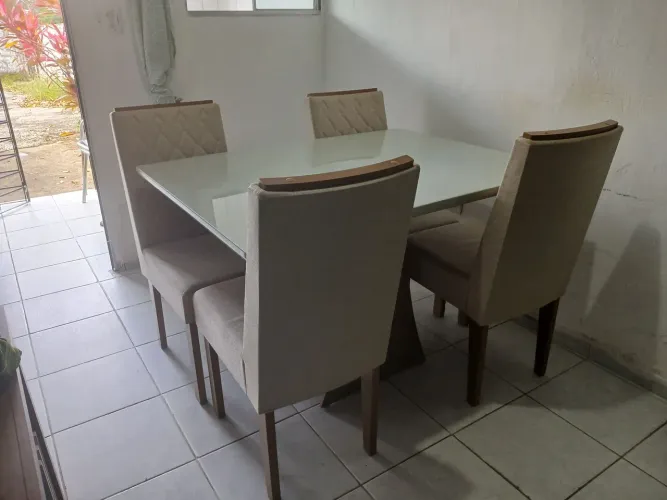 Mesa com 4 cadeiras