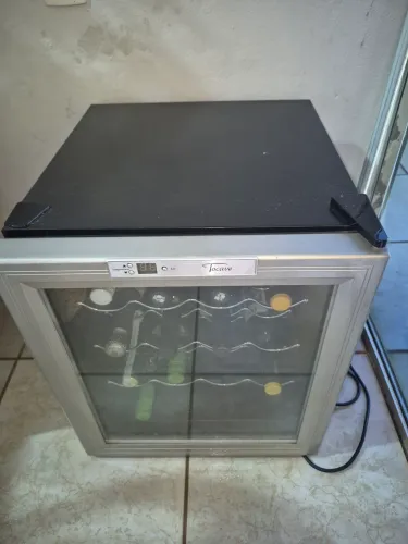 Adega para 16 garrafas. Não está resfriando. 