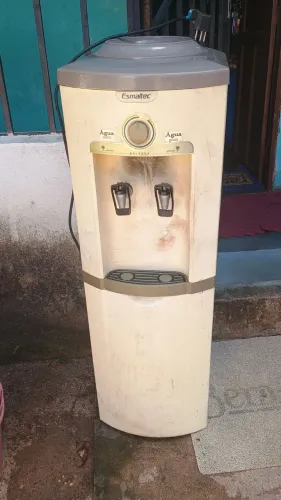 Vendo bebedouro usado funcionando perfeitamente 120 reais não faço entrega