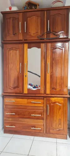 Guarda-roupa de madeira maciça