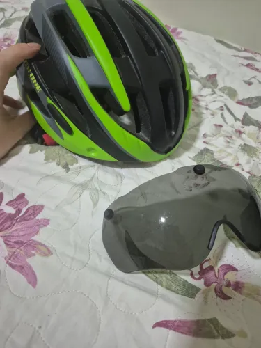 CAPACETE HIGH ONE NOVO. NUNCA USADO, COM VISEIRA DESTACÁVEL E LED TRASEIRO