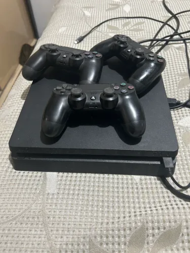 Vendo PS4 500gb tudo Ok, dois controles originais mais um paralelo e com um jogo