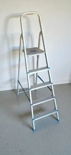 Escada de aluminio, em bom estado.