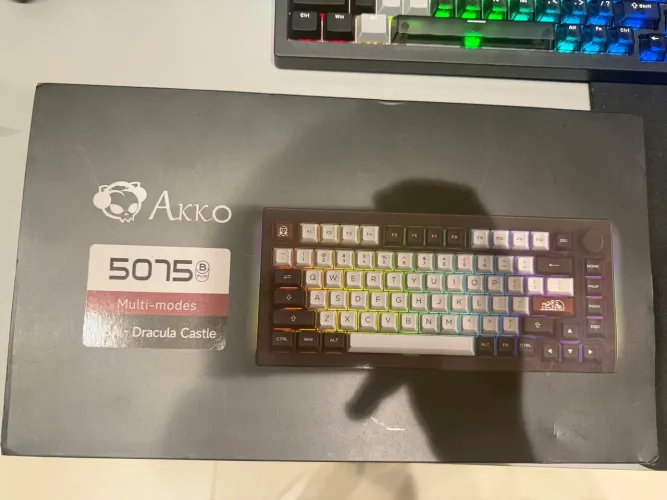 Teclado gamer 5075B Plus + jogo de keycaps extra 
