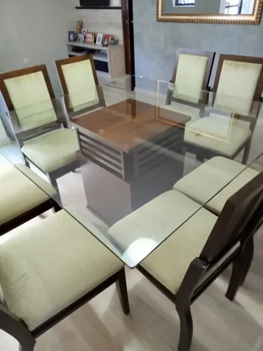Jogo de mesa com 8 cadeiras