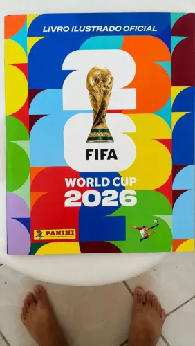 Álbum de figurinhas da copa já com algumas figurinhas coladas