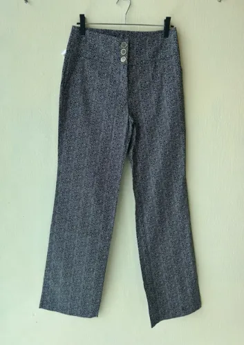 Calça alfaiataria, tamanho 42, da marca Confession.