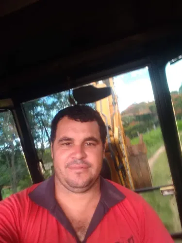 Trabalho com retroescavadeira, pa carregadeira e caminhão basculante toco *