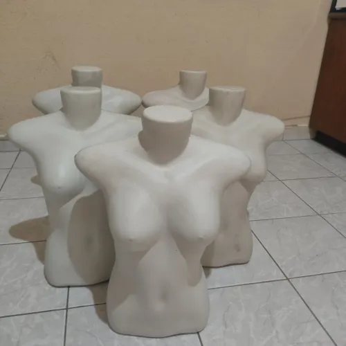 5 Manequins femininos exposição de roupas