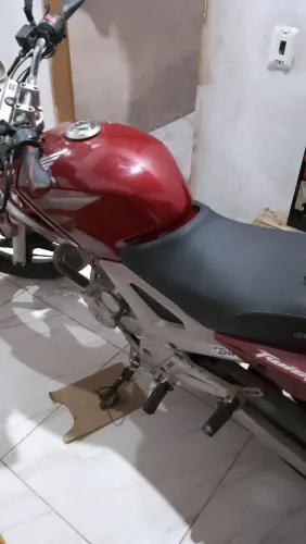 Vendo cbx Twister em meu nome , no valor de 5000 reais aberto a negócio, troco em matérial