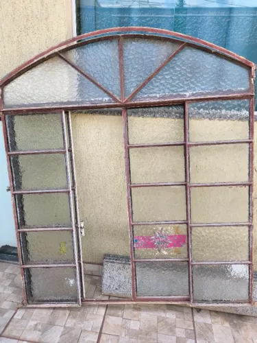 Janela e porta de ferro e vidro