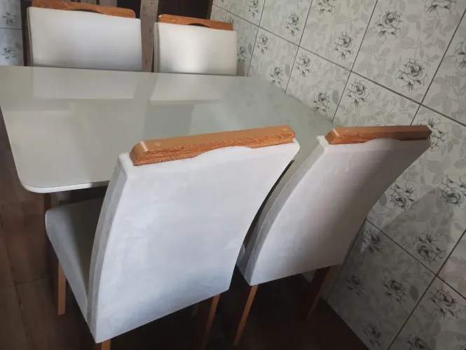 MESA COM 4 CADEIRAS FORRADAS