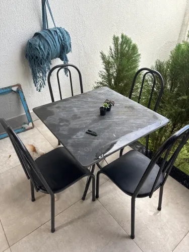 Mesa preta mármore com cadeiras