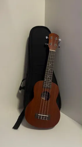 Vendendo ukulele novo com capa de proteção
