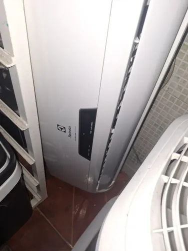 Ar-condicionado do tipo Split 12.000 BTU Inverter Electrolux.