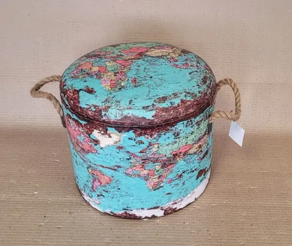 PUFF BAÚ MAPA MUNDI ESTILO VINTAGE RETRÔ- 30CM DIÂMETRO- 25 CM ALTURA- COURO SINTÉTICO