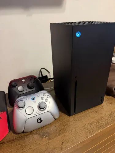 Xbox série X 1tb + Gamesir g7 prata na garantia até 03/27