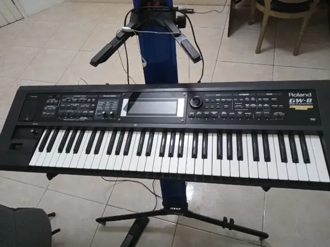 Teclado (workstation) Roland GW 8 v2 - com case e manual em português.